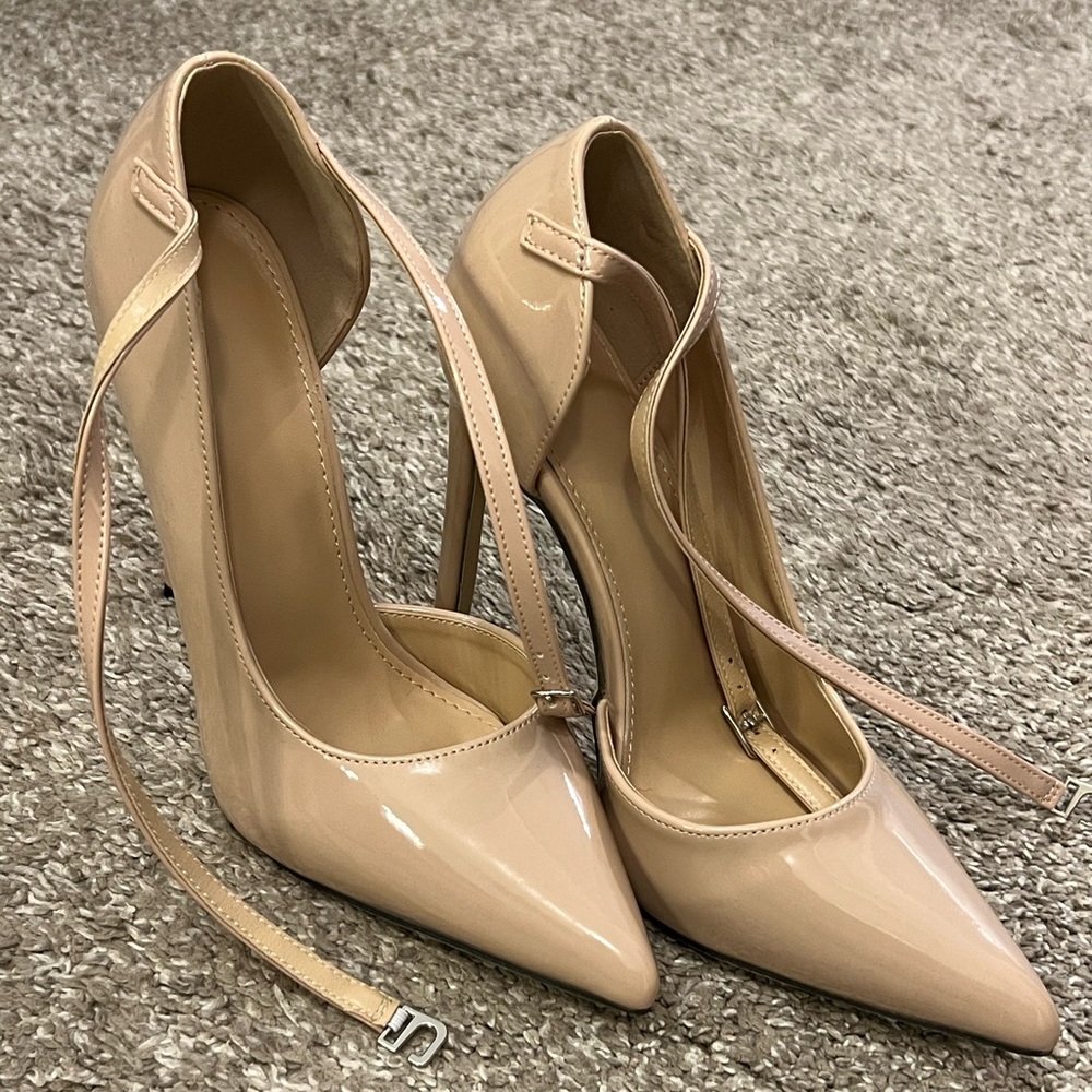 NEVER WORN: Classic beige pump with ankle strap